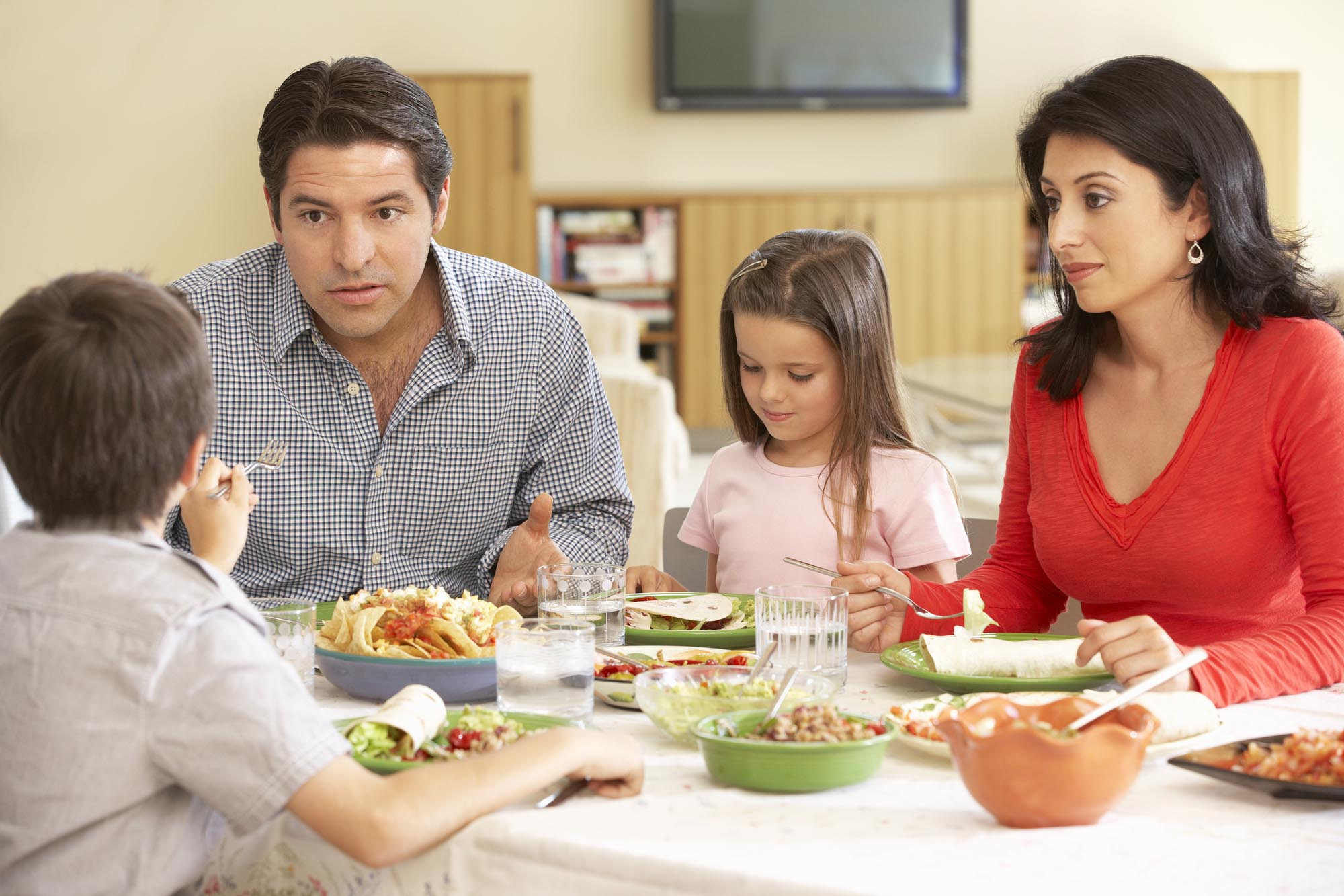 Dialogue family. Испанская семья за столом. Испанцы семья за столом. Диалог семейный ужин. Молодая испанская семья.